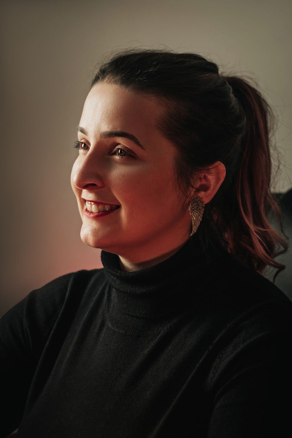 Sephora Marchesini, de camisola preta de gola alta, olha para a câmara com o braço cruzado à frente do peito